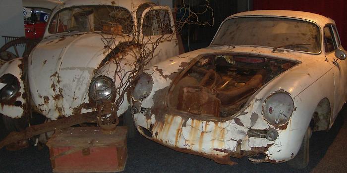 VW Käfer und Porsche 356 im langjährigen rostigen Winterschlaf